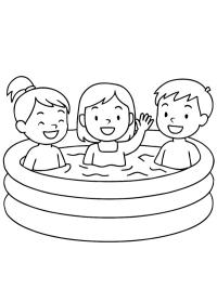 Enfants dans une piscine gonflable
