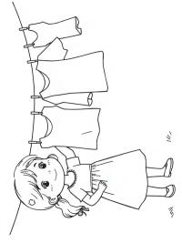 Fille étendant du linge