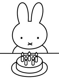 Miffy avec un gâteau