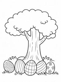 Des œufs de Pâques sous l'arbre